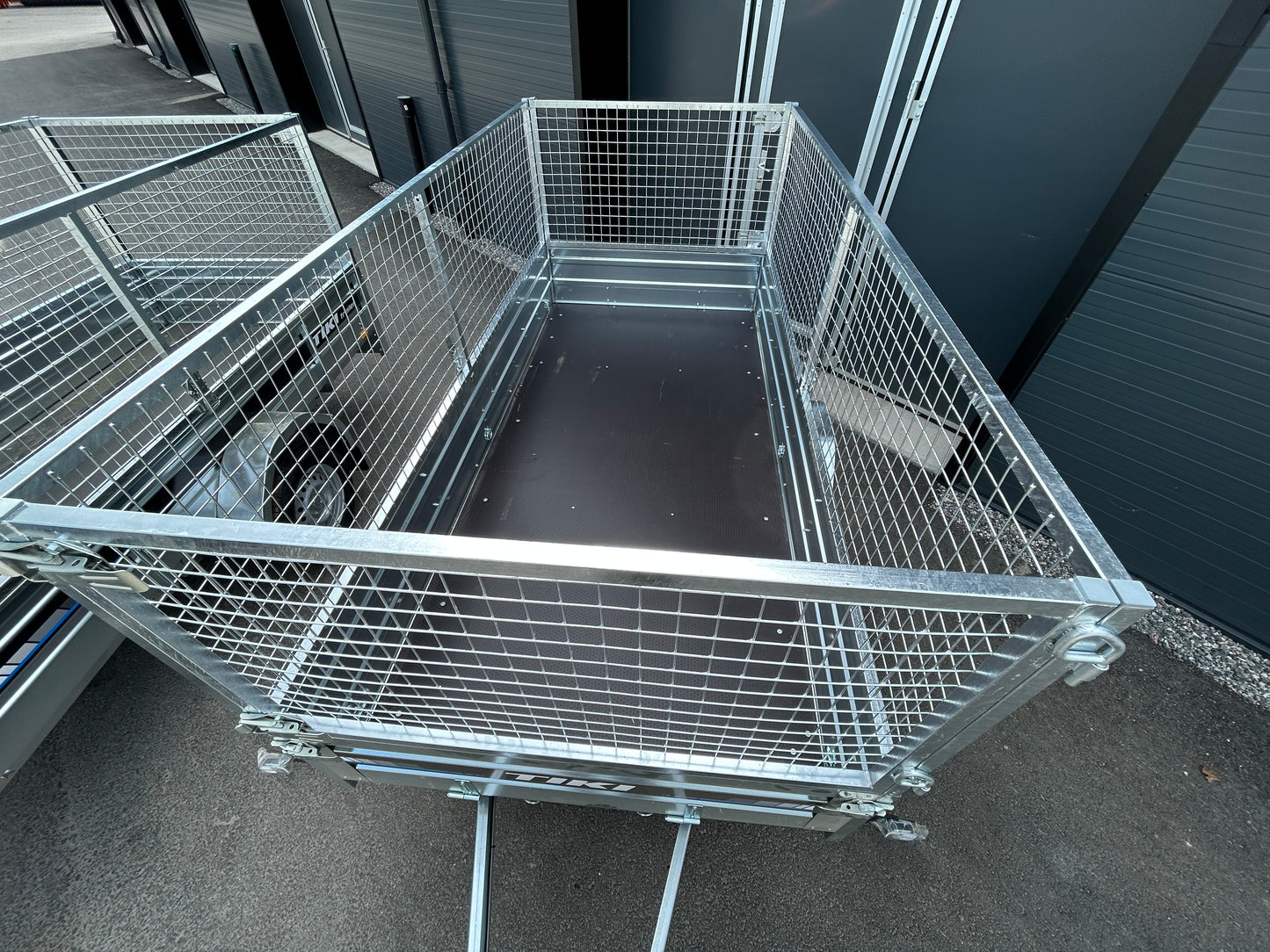 Tiki CS-265R Trailers with lattice gate/net gate