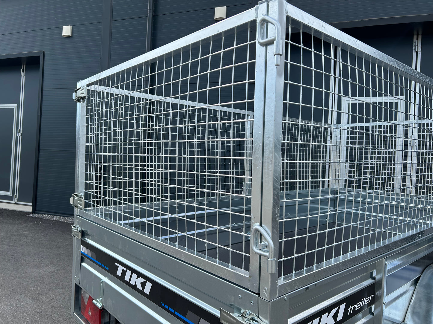 Tiki CS-265R Trailers with lattice gate/net gate