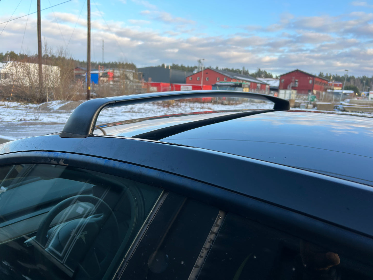 Tesla Model Y Takräcken låsbara